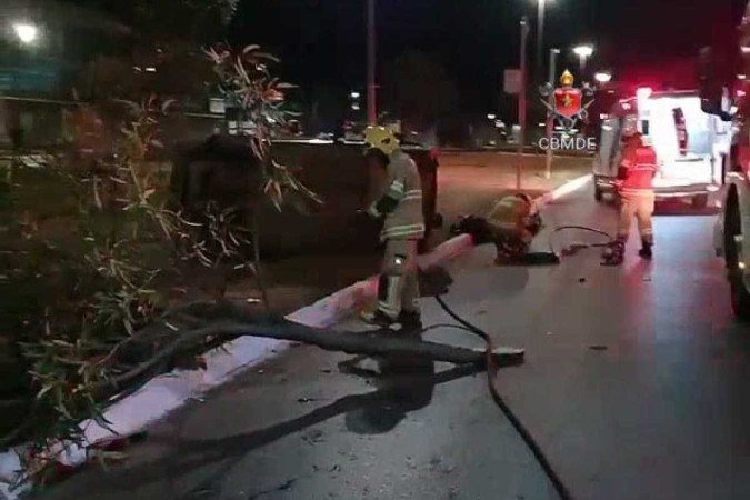 Em acidente de trânsito no Pistão Sul, em Taguatinga, motorista é arremessada do carro