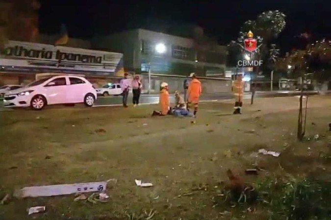 Em acidente de trânsito no Pistão Sul, em Taguatinga, motorista é arremessada do carro