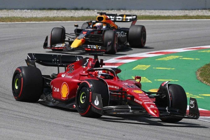  Ferrari's Monegasque driver Charles Leclerc drives ahead of Red Bull's Dutch driver Max Verstappen during the Spanish Formula One Grand Prix at the Circuit de Catalunya on May 21, 2022 in Montmelo, on the outskirts of Barcelona. (Photo by GABRIEL BOUYS / AFP)
      
