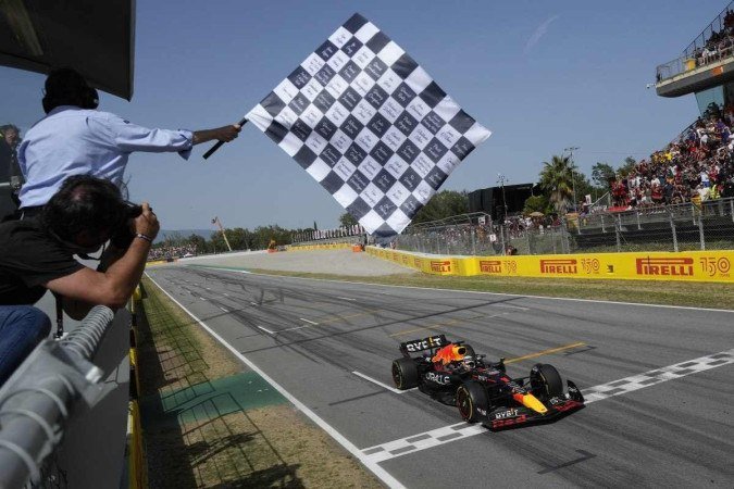  Red Bull's Dutch driver Max Verstappen crosses the finish line in first place during the Spanish Formula One Grand Prix at the Circuit de Catalunya on May 21, 2022 in Montmelo, on the outskirts of Barcelona. (Photo by Manu Fernandez / POOL / AFP)
      