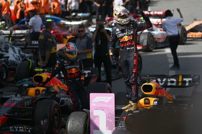  Red Bull's Dutch driver Max Verstappen (R) celebrates ontop of his car at the parc ferme after winning the Spanish Formula One Grand Prix at the Circuit de Catalunya on May 21, 2022 in Montmelo, on the outskirts of Barcelona. (Photo by GABRIEL BOUYS / AFP)
      