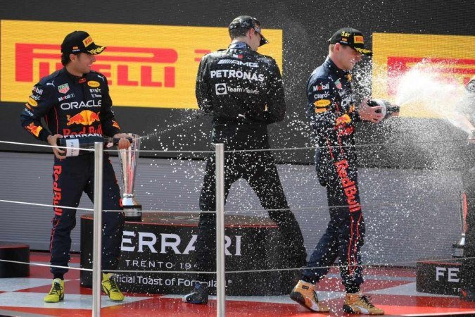  Red Bull's Dutch driver Max Verstappen (R), Red Bull's Mexican driver Sergio Perez (L) and Mercedes' British driver George Russell celebrate on the podium after the Spanish Formula One Grand Prix at the Circuit de Catalunya on May 21, 2022 in Montmelo, on the outskirts of Barcelona. (Photo by LLUIS GENE / AFP)
      