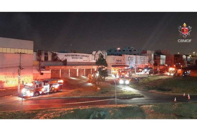 Havia cerca de 250 pneus no centro automotivo, quando o incêndio teve início. - (crédito: Divulgação/CBMDF) Havia cerca de 250 pneus no centro automotivo, quando o incêndio teve início. - (crédito: Divulgação/CBMDF)