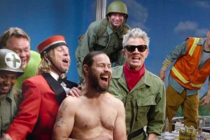 Cena do filme 'Jackass 4.5', lançado em 2022: histórico de loucuras nas telas  -  (crédito: Divulgação)
