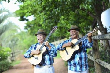 Zé Mulato (à esquerda) tem 76 anos e junto ao irmão, Cassiano, se tornou uma das referências da música caipira  -  (crédito: Luiz Fernandes )