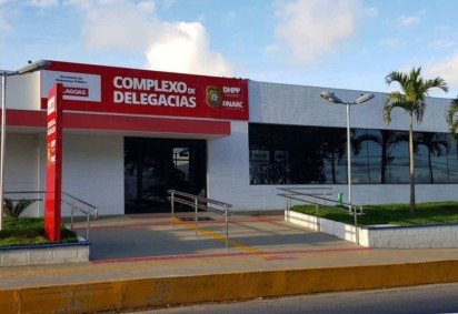 O menino foi levado para o Hospital Geral do Estado (HGE), com ferimentos no rosto e escoriações pelo corpo, e estado de saúde é estável - (crédito: Reprodução/Polícia Civil de Alagoas) O menino foi levado para o Hospital Geral do Estado (HGE), com ferimentos no rosto e escoriações pelo corpo, e estado de saúde é estável - (crédito: Reprodução/Polícia Civil de Alagoas)