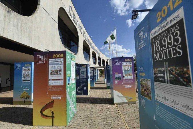 Exposição "Brasília 61 + 1 anos de história", com 62 capas do Correio Braziliense, no CCBB, em homenagem aos aniversários da cidade 