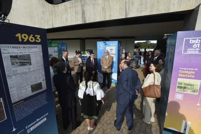 A exposição Brasília 61   1 anos de história, com 62 capas históricas do Correio, no CCBB, teve a presença do corpo diplomático de Brasília