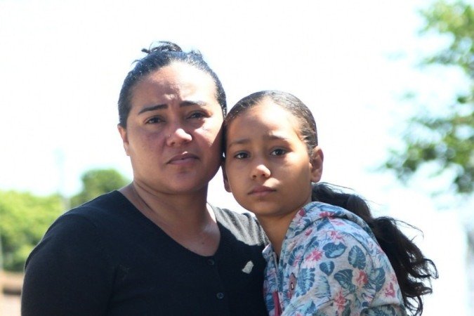  24/05/2022. Crédito: Ed Alves/CB/D.A Press. Brasil. Brasília - DF. Cidades. Uma das crianças, vitima do atropelamento na Ceilandia recebe Alta medica. Na foto Franciska Katiane Silva e sua filha Maria Eduarda. 