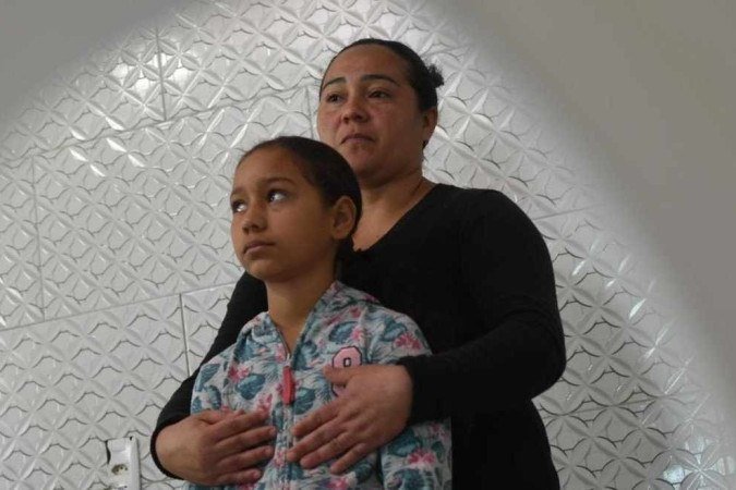Diarista Francisca Silva e a fila, Maria Eduarda, atropelada por motorista bêbado em Ceilândia Norte - (crédito: Ed Alves/CB/D.A. Press) Diarista Francisca Silva e a fila, Maria Eduarda, atropelada por motorista bêbado em Ceilândia Norte - (crédito: Ed Alves/CB/D.A. Press)