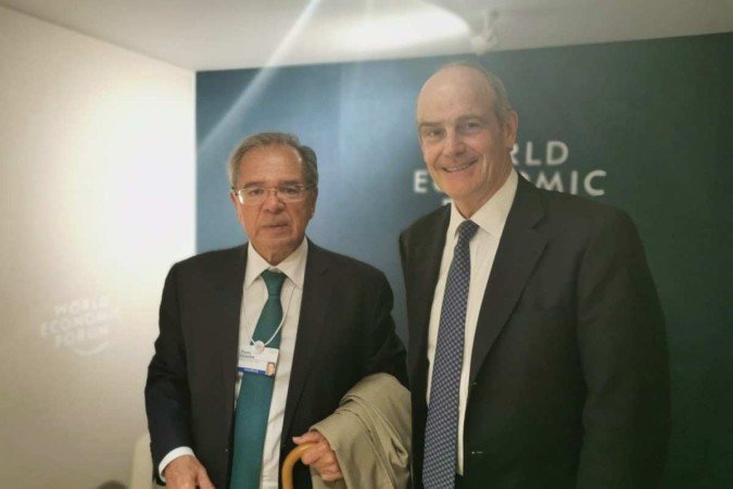Guedes ao lado do presidente da Alibaba, Michael Evans - (crédito: Reprodução/ Twitter) Guedes ao lado do presidente da Alibaba, Michael Evans - (crédito: Reprodução/ Twitter)