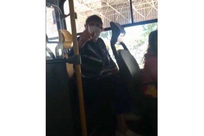 Idosa discute com passageira após cometer injúria racial em ônibus no Terminal Rodoviário do Cruzeiro - (crédito: Arquivo pessoal) Idosa discute com passageira após cometer injúria racial em ônibus no Terminal Rodoviário do Cruzeiro - (crédito: Arquivo pessoal)