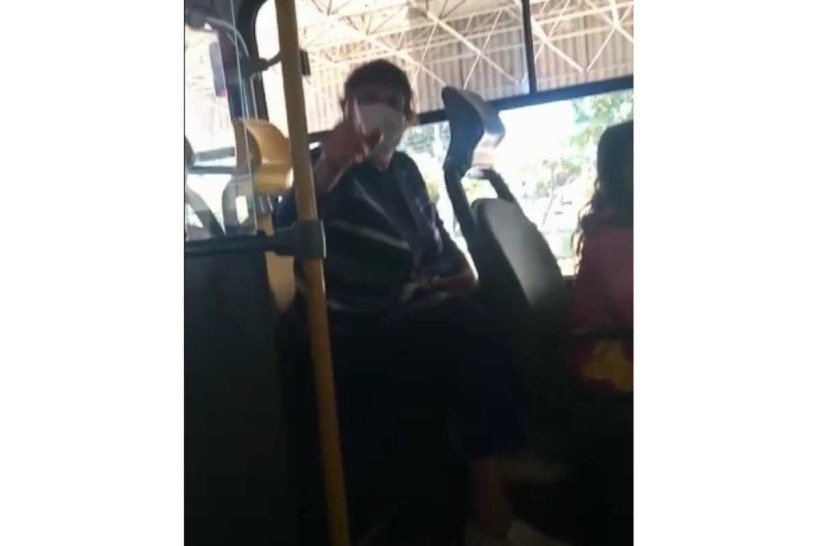Idosa é presa após chamar passageira e cobradora de ônibus de 