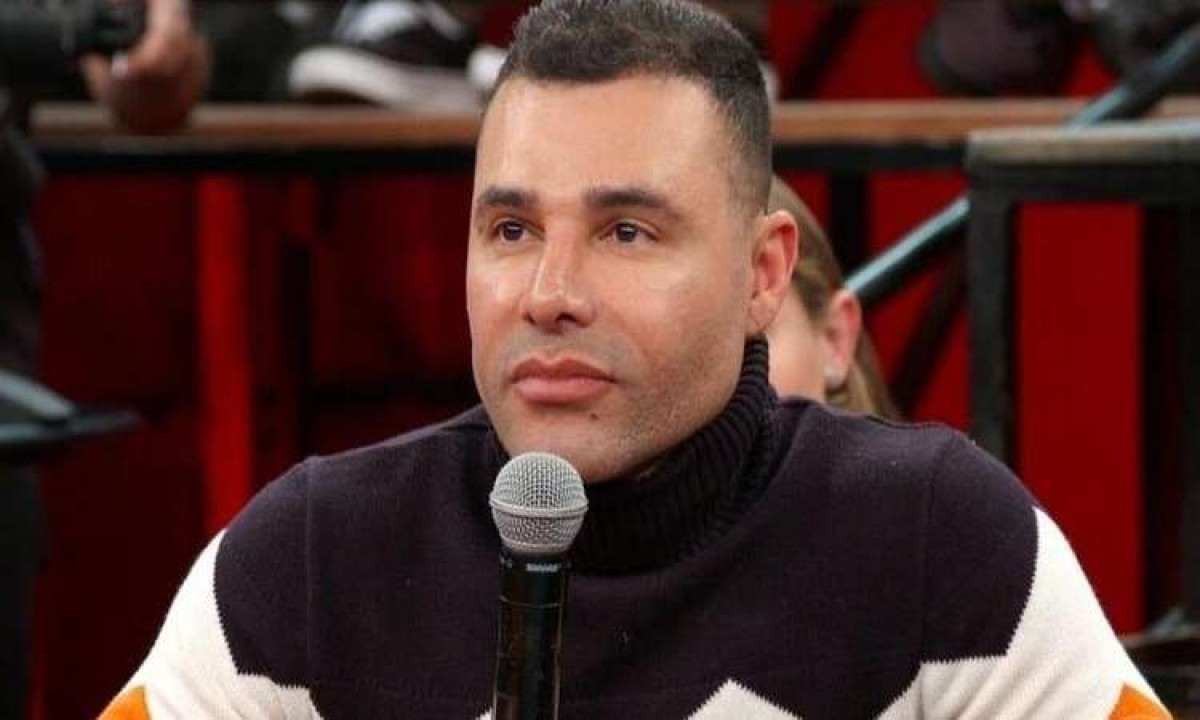 Rodrigo Sant'Anna revela trauma após se assumir para a mãe: 'Cura gay'