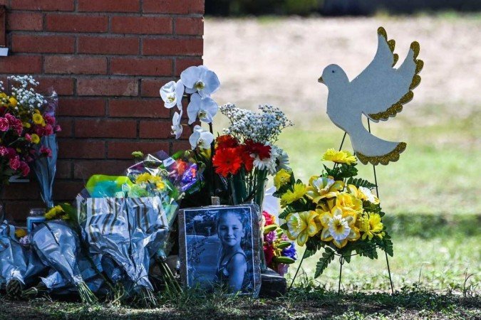 A foto de Makenna Lee Elrod, uma das 19 crianças mortas, é vista em memorial no local da tragédia - (crédito: ChandanKhanna/AFP) A foto de Makenna Lee Elrod, uma das 19 crianças mortas, é vista em memorial no local da tragédia - (crédito: ChandanKhanna/AFP)