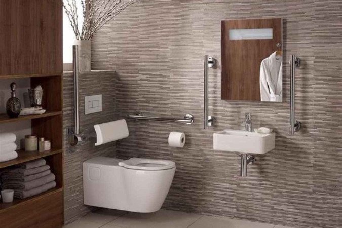 Nos banheiros, as barras de apoio e o fácil acesso a itens importantes são indispensáveis