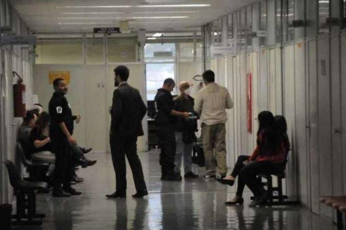 Testemunhas aguardam no corredor do fórum para relatar complicações causadas pela intoxicação à Justiça - (crédito: Juarez Rodrigues/EM/D.A Press) Testemunhas aguardam no corredor do fórum para relatar complicações causadas pela intoxicação à Justiça - (crédito: Juarez Rodrigues/EM/D.A Press)