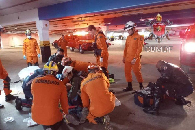 O trabalhador retomou os sinais vitais após 35 minutos de atendimento dos bombeiros - (crédito: CBMDF/Divulgação) O trabalhador retomou os sinais vitais após 35 minutos de atendimento dos bombeiros - (crédito: CBMDF/Divulgação)
