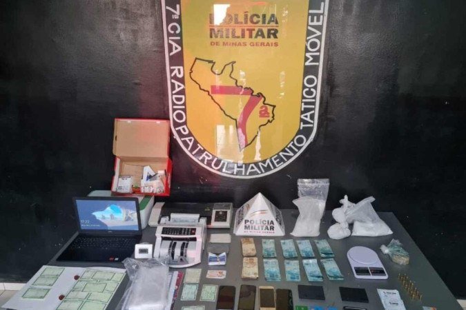 Os policiais encontraram material utilizado na falsificação de documentos - (crédito: PMMG) Os policiais encontraram material utilizado na falsificação de documentos - (crédito: PMMG)