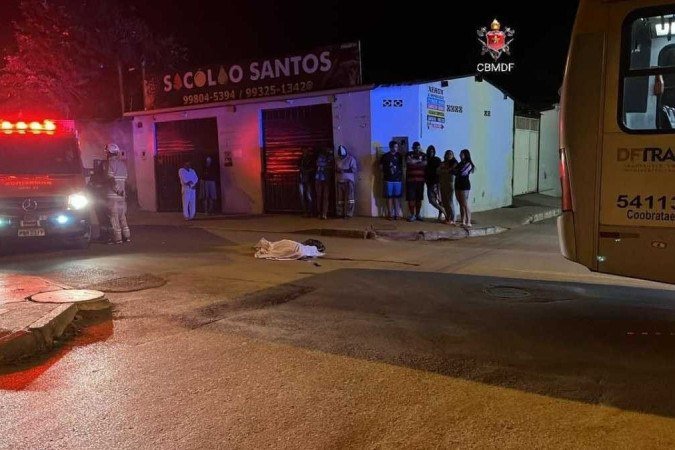 Pedestre morre após ser atingido por ônibus no Itapoã - (crédito: CBMDF) Pedestre morre após ser atingido por ônibus no Itapoã - (crédito: CBMDF)
