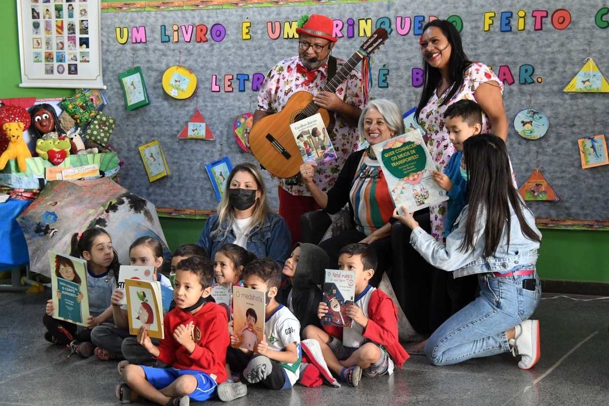 Estudantes do Recanto das Emas se encantam com Feira do Livro Itinerante