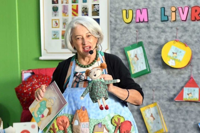 A escritora de livros infantis Iris Borges fala a alunos do Jardim de Infância 603, no Recanto das Emas