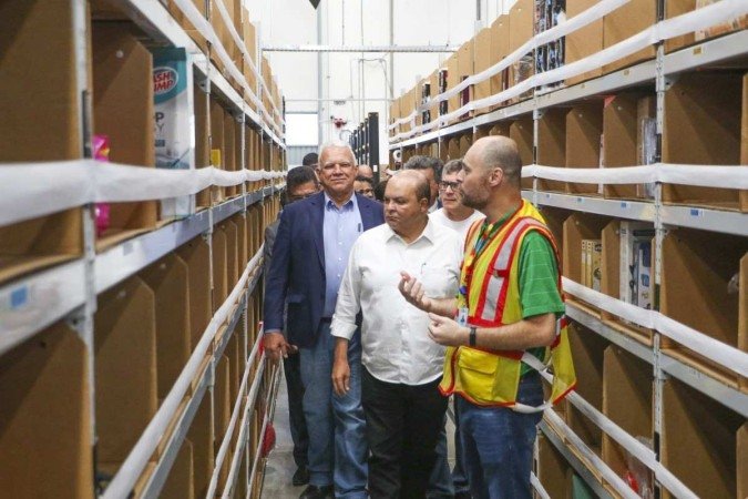 Ibaneis visitou às instalações do Centro de Distribuição da Amazon -  (crédito: Renato Alves/Agência Brasília)