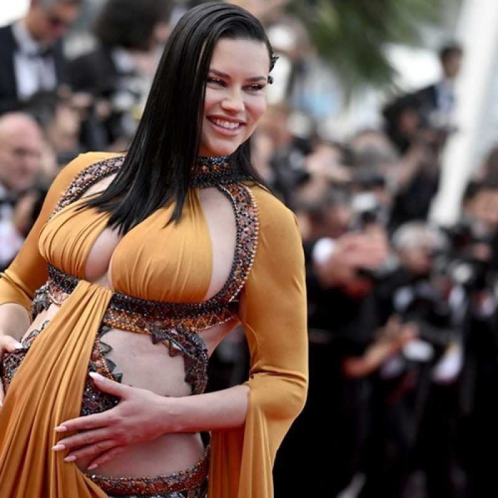 Grávida, Adriana Lima mostra barrigão no tapete vermelho de Cannes