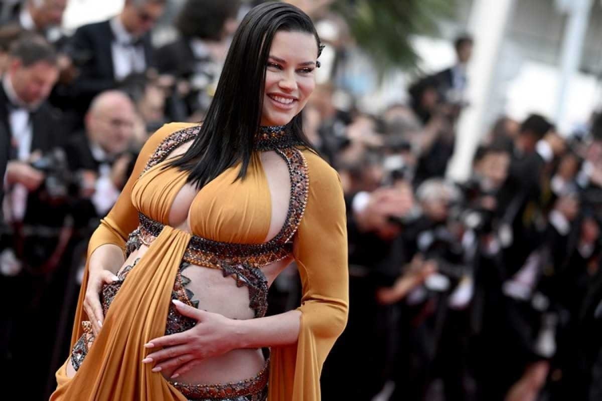 Grávida, Adriana Lima mostra barrigão no tapete vermelho de Cannes