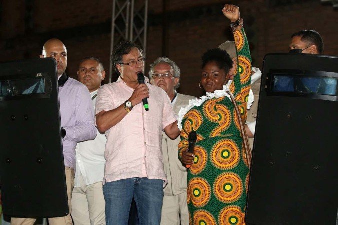 Gustavo Petro discursa ao lado da colega de chapa, Francia Márquez, 40 anos: ambientalista disse concorrer 