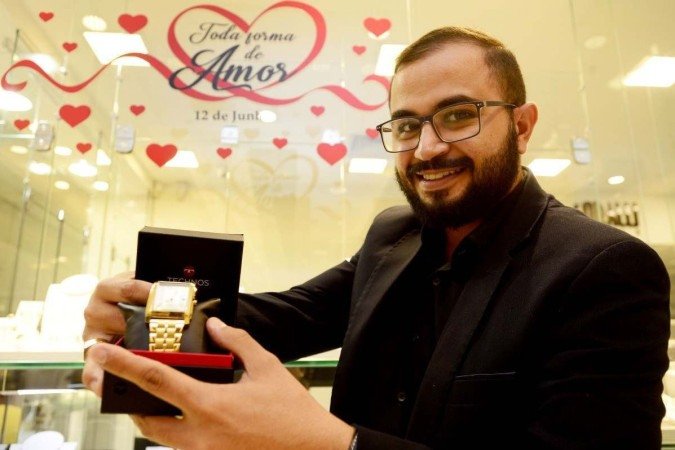  27/05/2022 Crédito: Marcelo Ferreira/CB/D.A Press. Brasil. Brasilia - DF - Como andam as vendas no comércio para o Dia dos Namorados. Karlos Antônio, gerente da loja de Jóias Coralli.