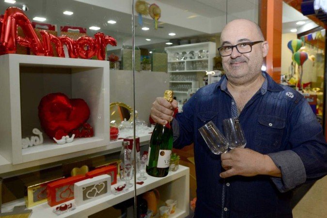  27/05/2022 Crédito: Marcelo Ferreira/CB/D.A Press. Brasil. Brasilia - DF - Como andam as vendas no comércio para o Dia dos Namorados. Welton Cortez, gerente da loja Jundiaí.