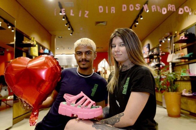  27/05/2022 Crédito: Marcelo Ferreira/CB/D.A Press. Brasil. Brasilia - DF - Como andam as vendas no comércio para o Dia dos Namorados. Bruna Erita (gerente da loja MELISSA) com  o vendedor Alexandre Queiroz.