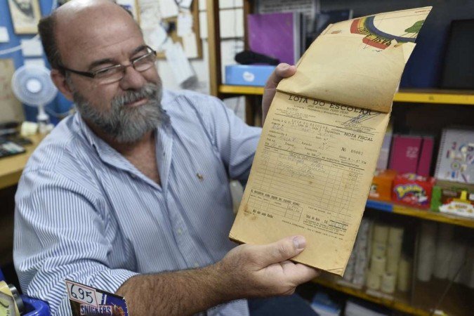  27/05/2022. Crédito: Minervino Júnior/CB/D.A Press. Brasil.  Brasilia - DF. Caderno especial do aniversário deTaguatinga. Escolar livraria e papelaria. Papelaria mais antiga do DF. Proprietário Roberto Martins. Nota fiscal antiga de 1960.