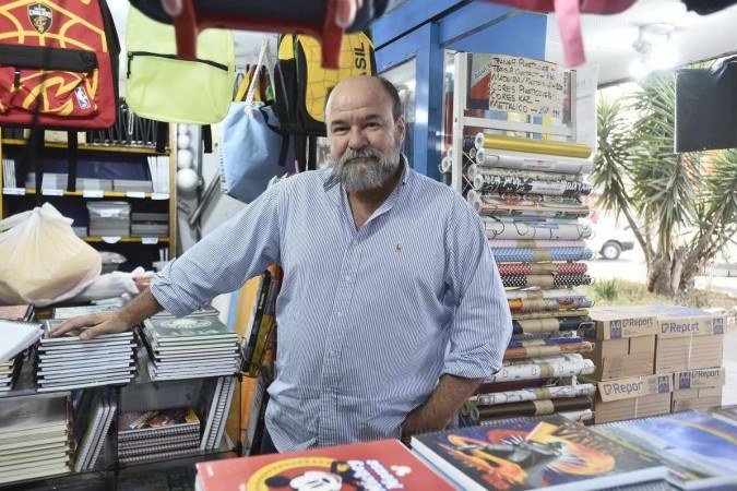  27/05/2022. Crédito: Minervino Júnior/CB/D.A Press. Brasil.  Brasilia - DF. Caderno especial do aniversário deTaguatinga. Escolar livraria e papelaria. Papelaria mais antiga do DF. Proprietário Roberto Martins.
