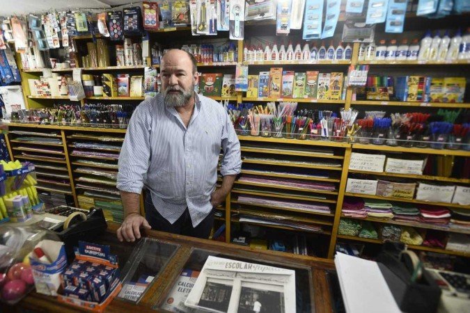  27/05/2022. Crédito: Minervino Júnior/CB/D.A Press. Brasil.  Brasilia - DF. Caderno especial do aniversário deTaguatinga. Escolar livraria e papelaria. Papelaria mais antiga do DF. Proprietário Roberto Martins.
