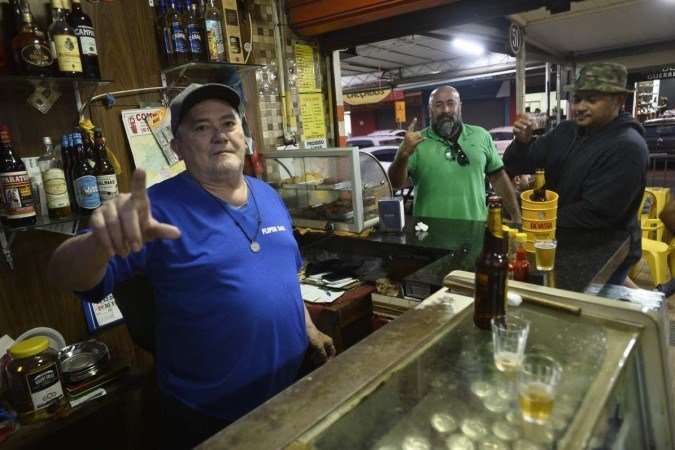  27/05/2022. Crédito: Minervino Júnior/CB/D.A Press. Brasil.  Brasilia - DF. Caderno especial do aniversário deTaguatinga. Bar Flipper Bar proprietário Manoel Antunes( cam azul).