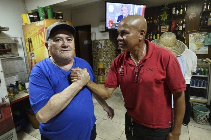  27/05/2022. Crédito: Minervino Júnior/CB/D.A Press. Brasil.  Brasilia - DF. Caderno especial do aniversário deTaguatinga. Bar Flipper Bar proprietário Manoel Antunes( cam azul).