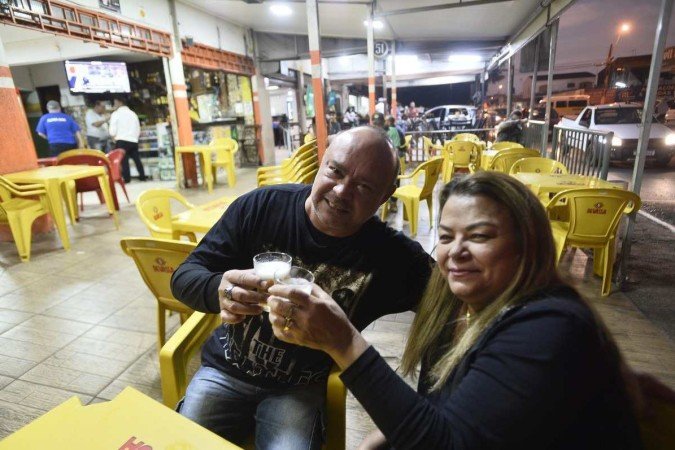  27/05/2022. Crédito: Minervino Júnior/CB/D.A Press. Brasil.  Brasilia - DF. Caderno especial do aniversário deTaguatinga. Bar Flipper  Jaime de Lima com sua esposa.