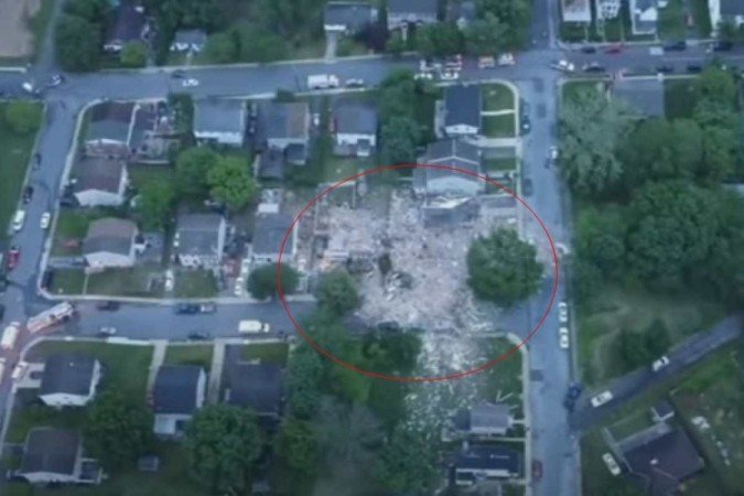A emissora norte-americana ABC mostrou imagens aéreas da casa atingida. As cenas fazem parecer que a casa A emissora norte-americana ABC mostrou imagens aéreas da casa atingida. As cenas fazem parecer que a casa