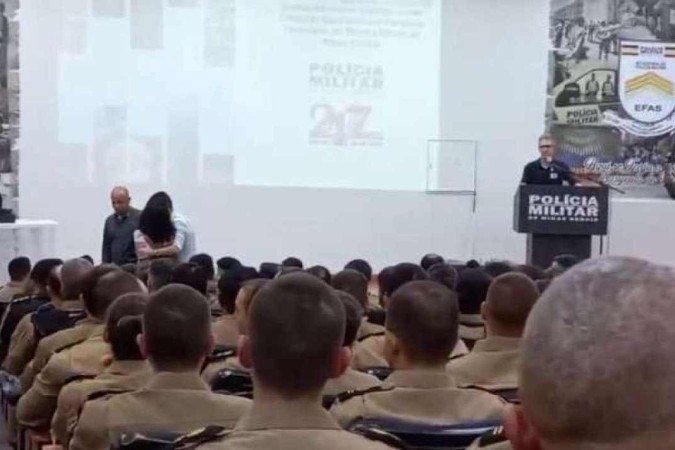 Zema é interrompido por mulher durante palestra - (crédito: Redes Sociais/Reprodução) Zema é interrompido por mulher durante palestra - (crédito: Redes Sociais/Reprodução)