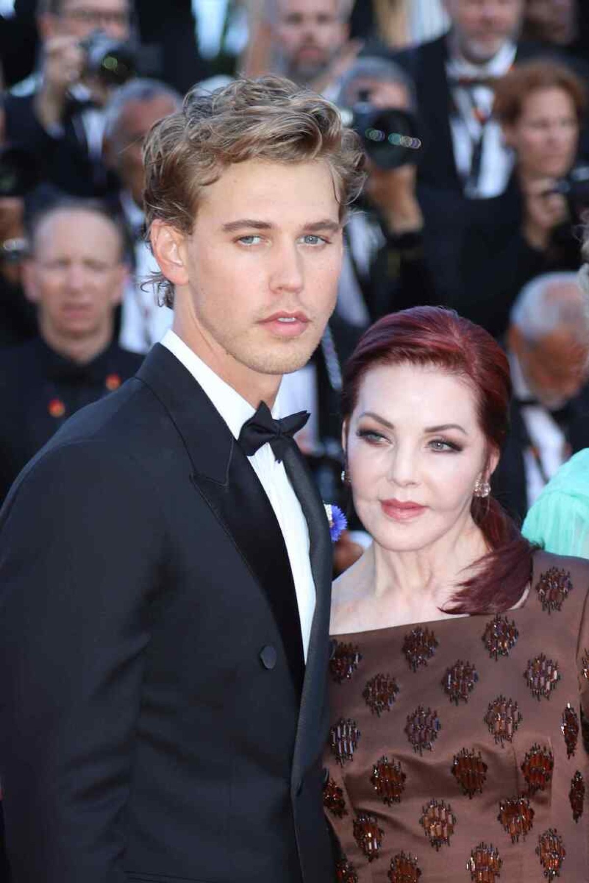 Priscilla Presley posa com Austin Butler no Festival de Cannes