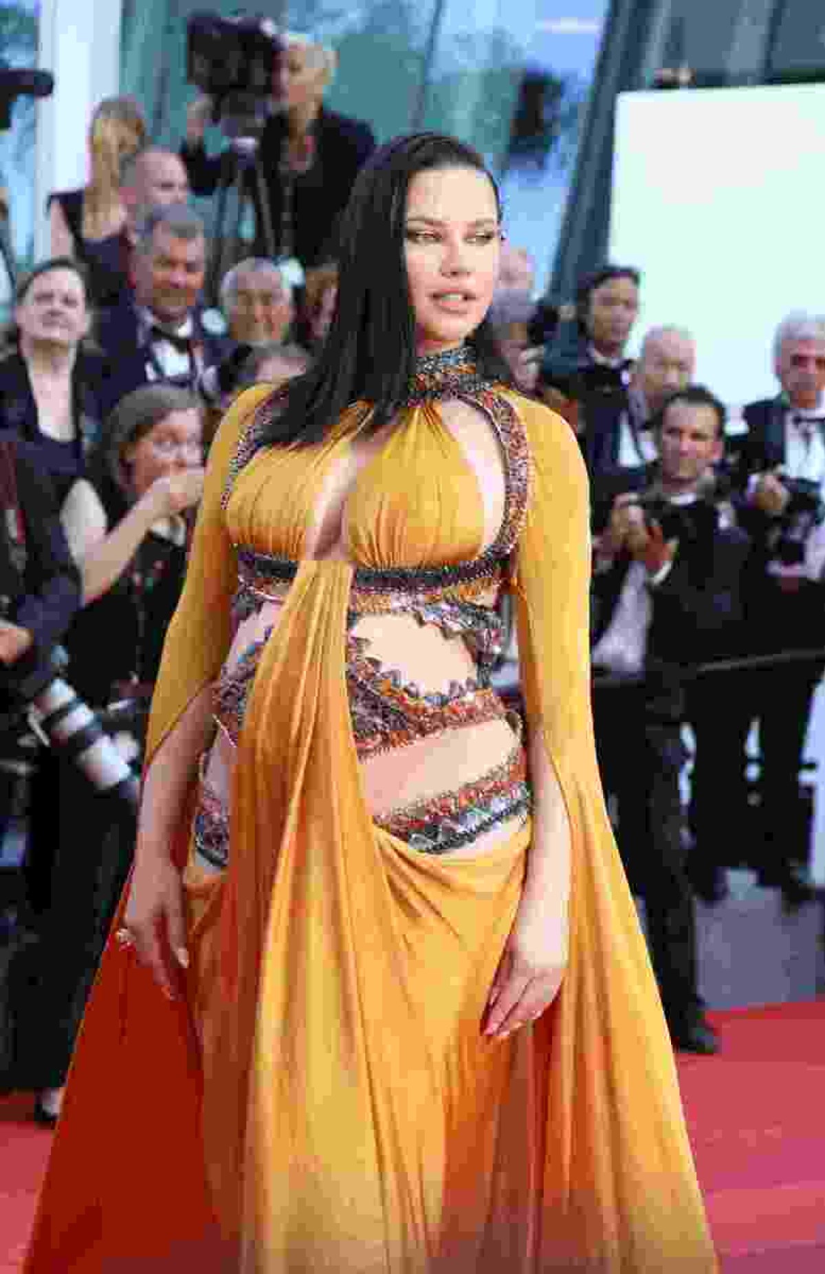 Grávida, Adriana Lima mostra barrigão no tapete vermelho de Cannes