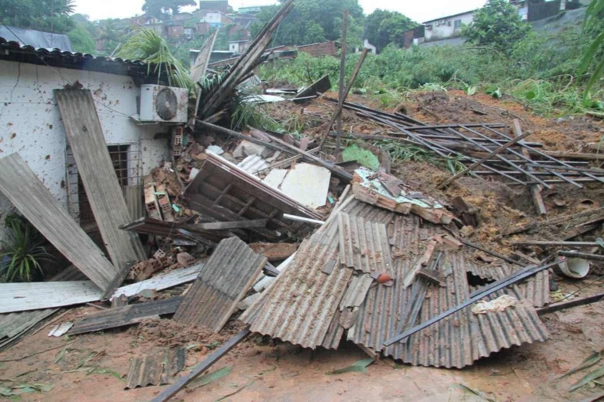 Governo de Pernambuco atualiza para 56 número de mortos no estado