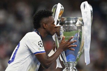 Vini Jr. beija a taça da Liga dos Campeões, que conquistou com os colegas do Real Madrid em 2022 -  (crédito: Paul EllisAFP)
