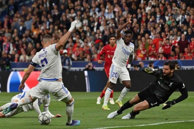 Benzema marcou um gol para o Real Madrid sobre o Liverpool no primeiro tempo, mas o lance foi anulado por impedimento