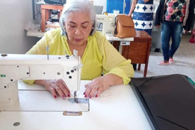 Agripina Oliveira,  de 68 anos, conseguiu ganhar um dinheirinho com o curso