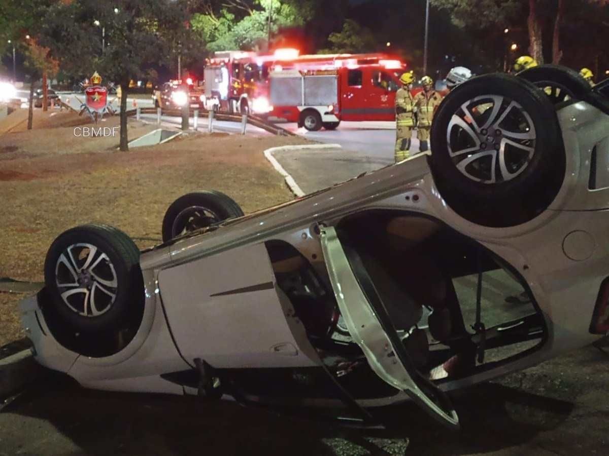 Capotamento no Eixão Sul deixa duas mulheres feridas