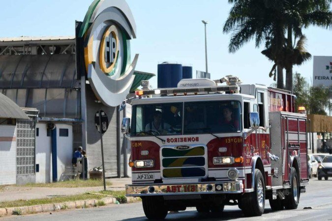 Bombeiros foram acionados no domingo para combater o incêndio - (crédito: Ed Alves/CB) Bombeiros foram acionados no domingo para combater o incêndio - (crédito: Ed Alves/CB)