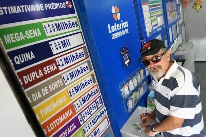 O aposentado Maurício Rodrigues, 70 anos, ganhou três quinas e várias quadras, mas sonha com a sena - (crédito: Ed Alves/CB/D.A Press) O aposentado Maurício Rodrigues, 70 anos, ganhou três quinas e várias quadras, mas sonha com a sena - (crédito: Ed Alves/CB/D.A Press)